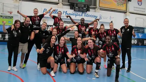 Jugadoras y cuerpo técnico del San José Obrero celebrando la clasificación a la fase de ascenso.