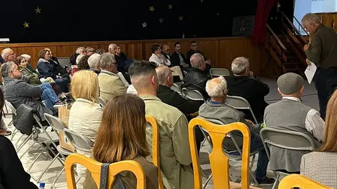 El alcalde, José Juan Cruz, hablando con los vecinos.