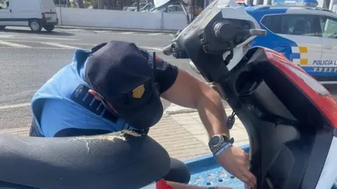 Imagen del agente de la Policía Local de Arrecife inspeccionando el vehículo.