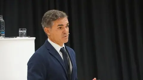 Héctor Fernández durante su intervención en un evento sobre turismo.