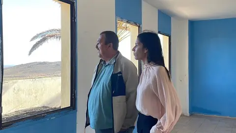 Aroa Revelo y Miguel Ángel Jiménez en su visita al Albergue de La Santa.