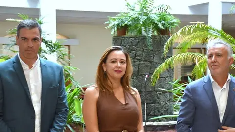 Pedro Sánchez en el Cabildo de Lanzarote con sus compañeros María Dolores Corujo y Ángel Víctor Torres