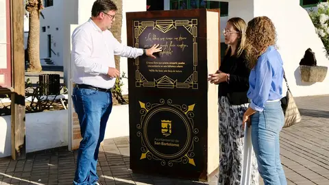 Isidro Pérez y Estefanía Luzardo junto a las Bibliotecas Urbanas.