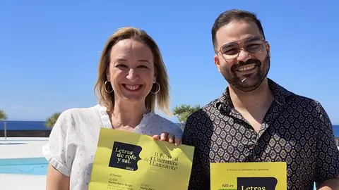 La periodista Laura San José, presentadora del programa especial de Crónicas Radio, con el consejero de Cultura del Cabildo de Lanzarote, Jesús Machín.