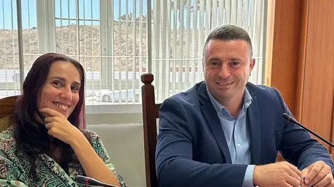 Óscar Noda junto a Daisy Villalba en el pleno del Cabildo.