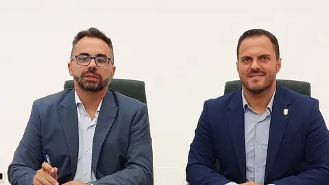 El alcalde de Arrecife, Yonathan de León, junto al teniente de alcalde, Echedey Eugenio, en una comparecencia de ambos a los medios informativos 