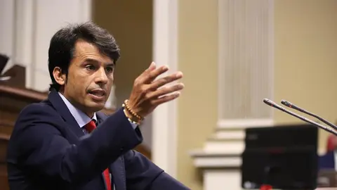 Marcos Bergaz en el Parlamento de Canarias.