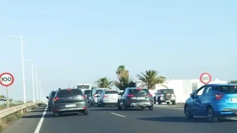 Imagen de la autovía de Arrecife a su paso por Playa Honda.