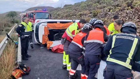 Momento del traslado de los heridos en el accidente