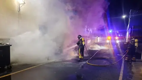 Instante en el que actuaron los bomberos, con una enorme cantidad de humo alrededor