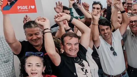 Marcos Hernández este sábado en la concentración que hicieron en el PSOE de Lanzarote para apoyar a Pedro Sánchez