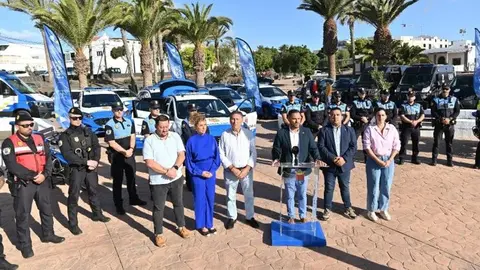 Imagen del alcalde de Arrecife y de los concejales del PP durante la presentación de los vehículos