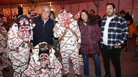 Eugenio Robayna, Olivia Duque y Javi Díaz junto a los diabletes de Teguise.