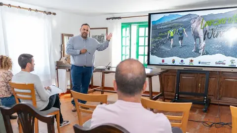 Samuel Martín explicando cómo se va a desarrollar el evento.