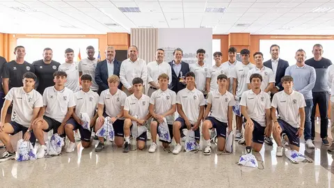 Oswaldo Betancort y Juan Monzón recibiendo a los juveniles del Unión Sur Yaiza.