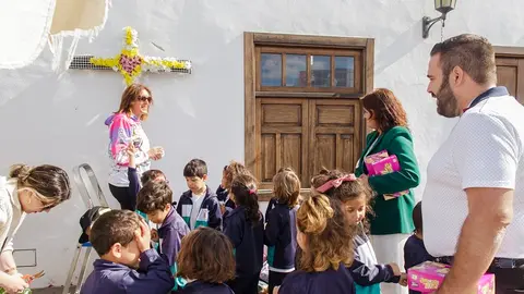 Niños realizando las cruces de flores en Teguise.