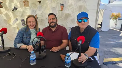 La periodista Laura San José con el concejal de Cultura Javier Frías y el presentador de Entre Barrios Chalo Frías en la Fiera del Libro.