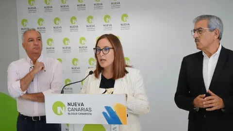 Momento de la presentación de la candidata con Luis Campos y Román Rodríguez