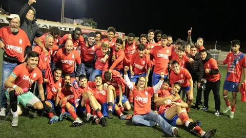 Imagen de la celebración de los campeones con el cuerpo técnico y la directiva del club