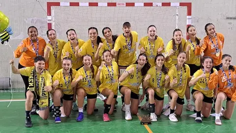 Jugadoras cadetes del Puerto del Carmen celebrando el campeonato de Canarias.