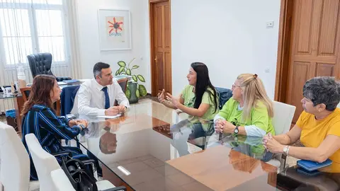 Reunión de Oswaldo Betancort con las Kellys.