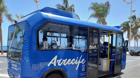 Imagen de una guagua de Arrecife.
