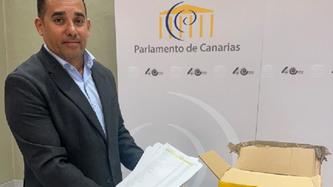 Yoné Caraballo junto a las firmas.