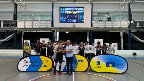 José Juan Cruz junto al equipo junior masculino del Magec Tías.