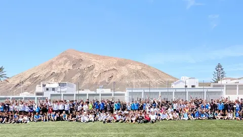 Escolares presentes en el encuentro deportivo escolar realizado en San Bartolomé.