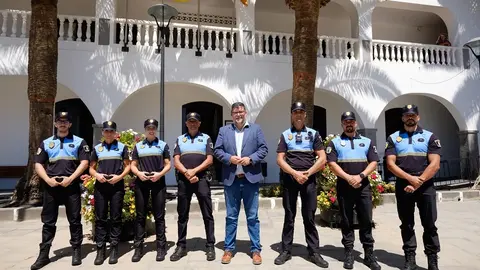 Isidro Pérez junto a los nuevos policías locales de San Bartolomé.
