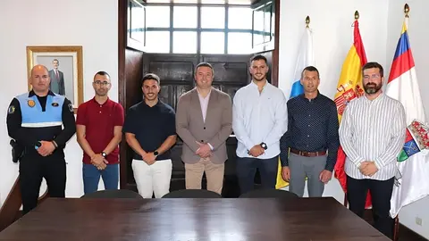 Óscar Noda junto a los nuevos policías locales de Yaiza.