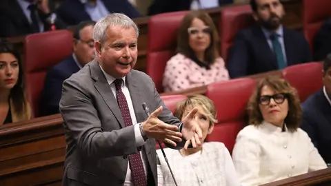 Sebastián Franquis en el Parlamento de Canarias.