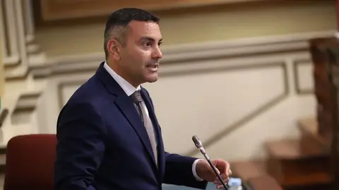 Oswaldo Betancort en el Parlamento de Canarias.