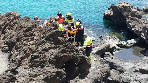 Personal del SUC y los bomberos realizando el traslado del afectado.