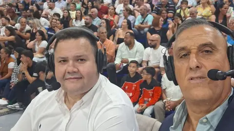 Fontes con José Barrios en la final de lucha que se disputó en el terrero de la polémica de Arrecife.