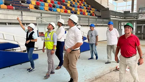 Visita de representantes vecinales de Argana Alta a las obras del Pabellón de Argana, que posibilitarán la legalización y reapertura al público.