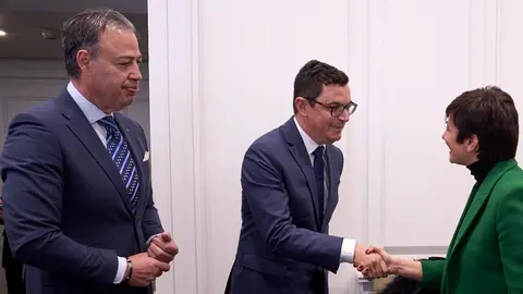 El director general de Vivienda con el consejero del Área y la ministra del ramo en un encuentro reciente.