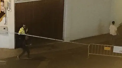 Momento en el que se produce el precinto de la calle. 