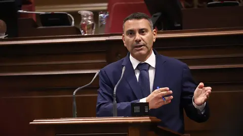 Oswaldo Betancort este miércoles en el pleno del Parlamento regional.