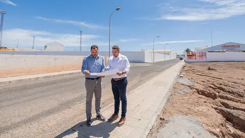 El alcalde de Arrecife y el vicepresidente y consejero de Obras P&uacute;blicas del Cabildo junto a la parcela donde se construir&aacute; la nueva instalaci&oacute;n deportiva de Argana 