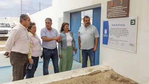 Visita de representantes públicos a la cancha de La Graciosa.