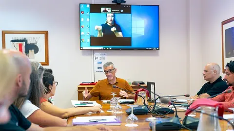 Reunión de Marci Acuña con los colectivos.