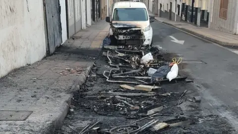 Imagen de uno de los daños atribuidos a este ' pirómano' durante el pasado mes de marzo en Arrecife 