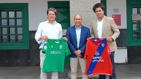 Pedro Viera con los presidentes de la UD Lanzarote y del Unión Sur Yaiza
