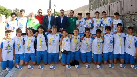 Ángel Lago y Óscar Noda juntos los jugadores del Ajaches y el San José Obrero.