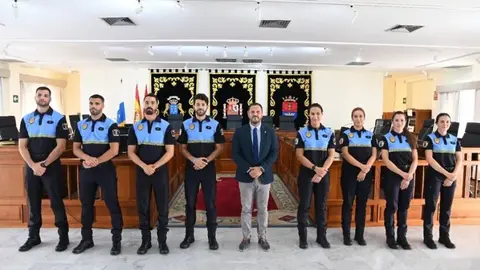 Imagen de este viernes de los nuevos agentes con el alcalde de Arrecife