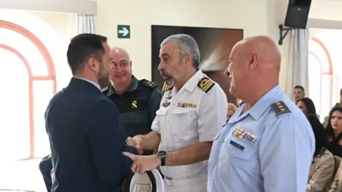 El alcalde de Arrecife este viernes saludando a las autoridades que se dieron cita en la toma de posesión de los nuevos agentes de la Policía Local