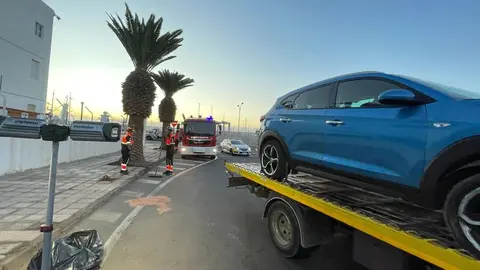 Imagen del lugar en el que se produjo el accidente y de la retirada del vehículo siniestrado