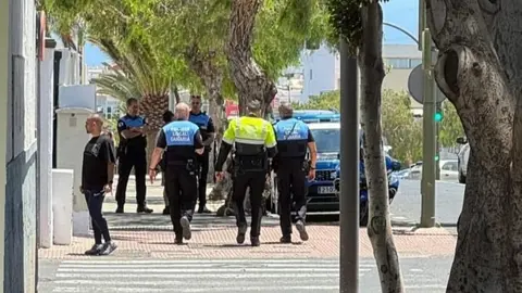 Imagen del fuerte dispositivo de seguridad que se creó en el barrio de Arrecife
