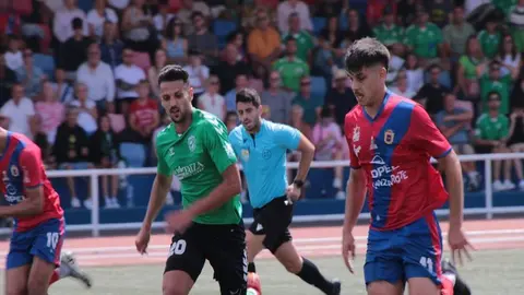 Imagen de una de las jugadas del disputado encuentro